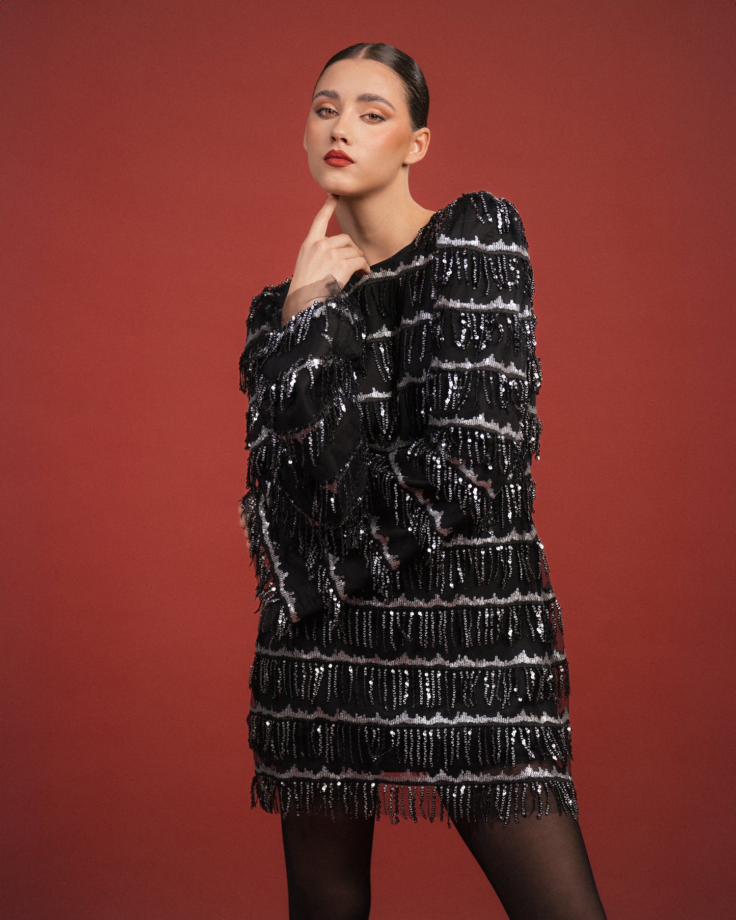 VESTIDO CURTO LANTEJOULAS PRETO E PRATEADO