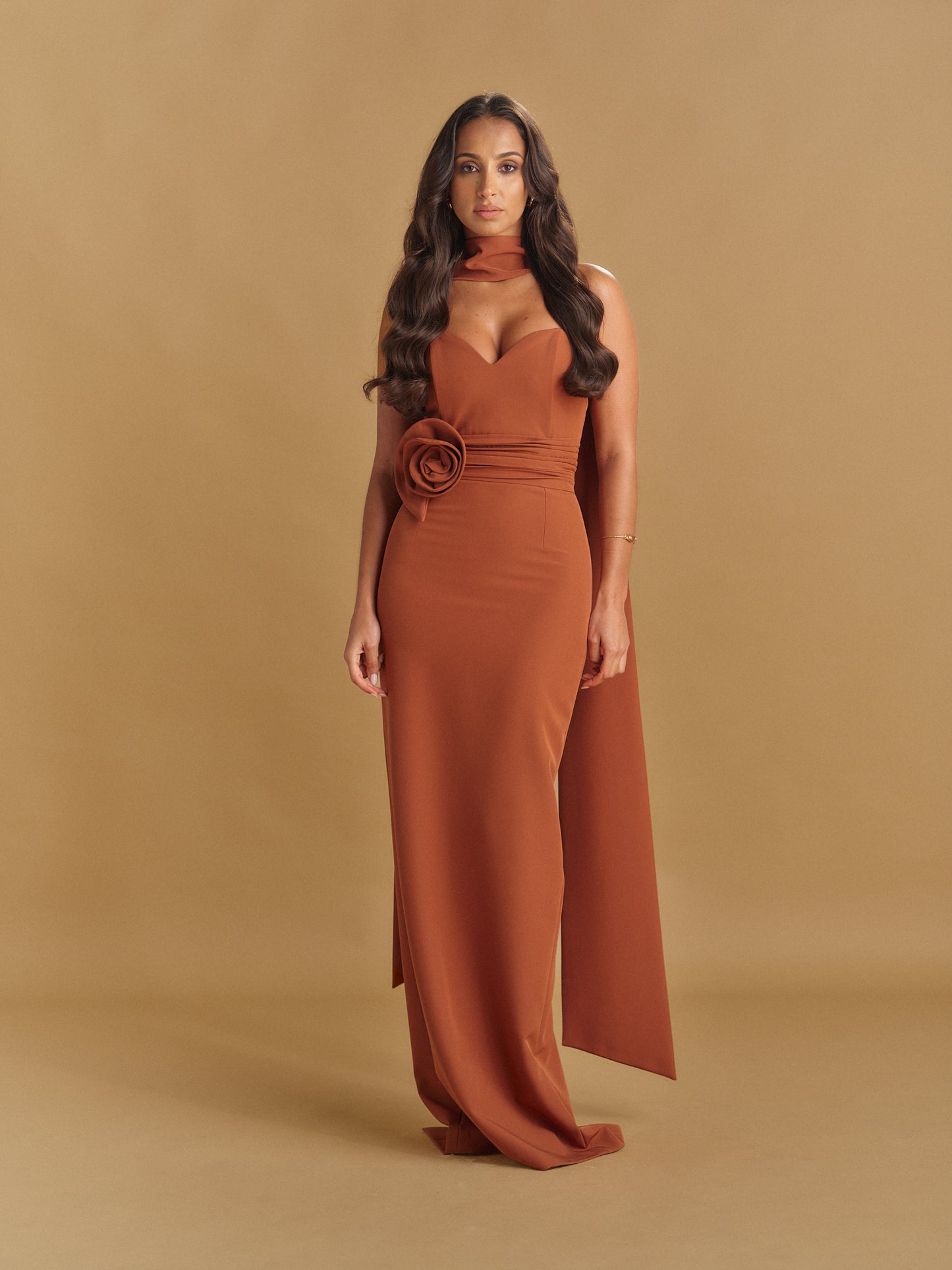 VESTIDO FLOR CINTA LADO COM ECHARPE