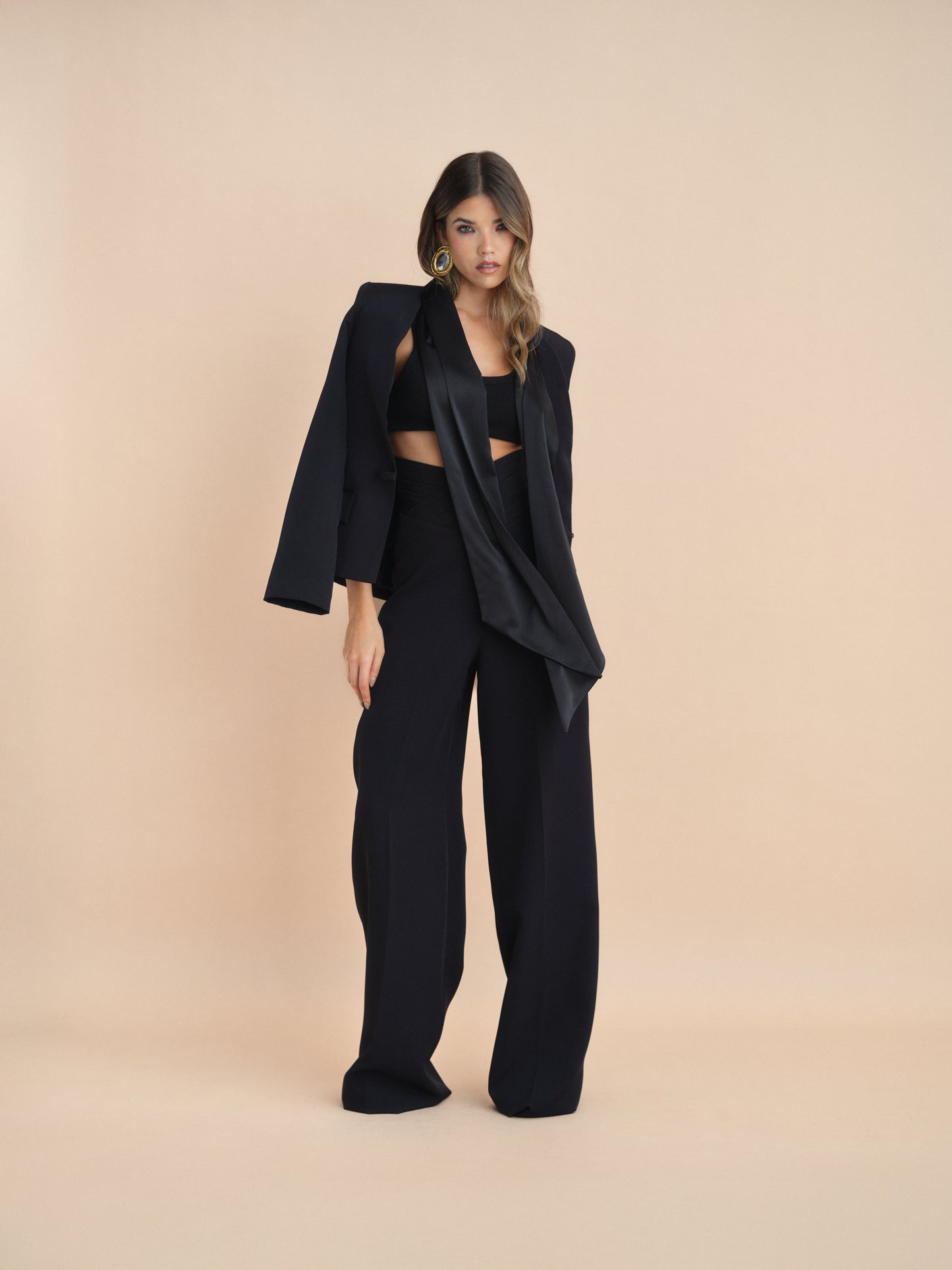 BLAZER PRETO COM GOLA ACETINADA