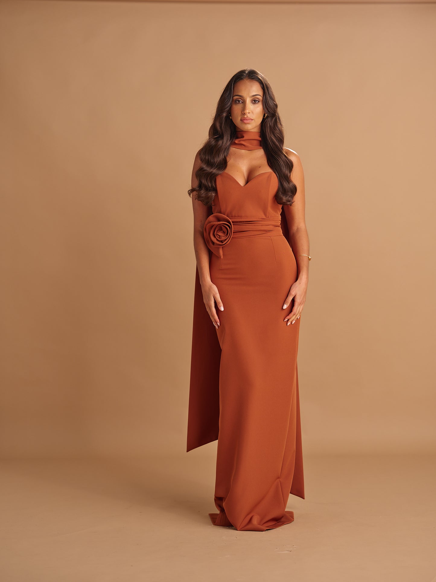 VESTIDO FLOR CINTA LADO COM ECHARPE