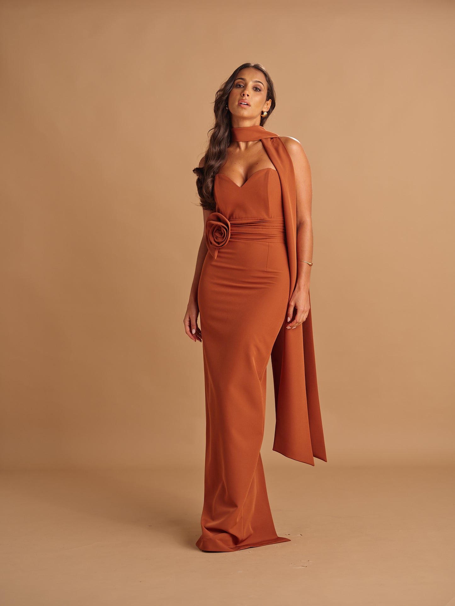 VESTIDO FLOR CINTA LADO COM ECHARPE