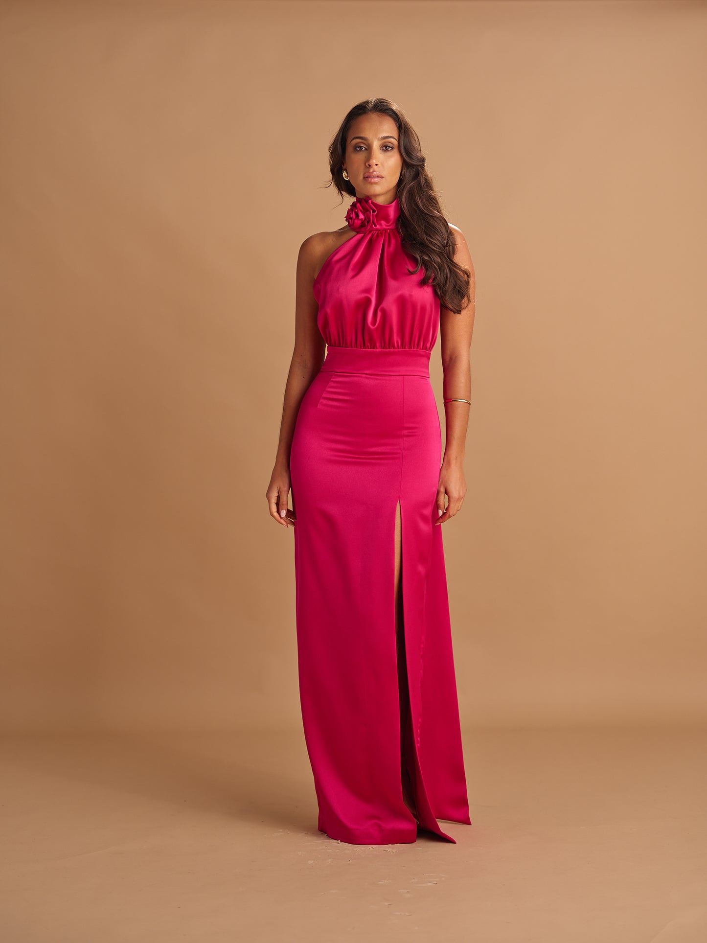 VESTIDO FLOR GOLA RACHA LATERAL ACETINADO