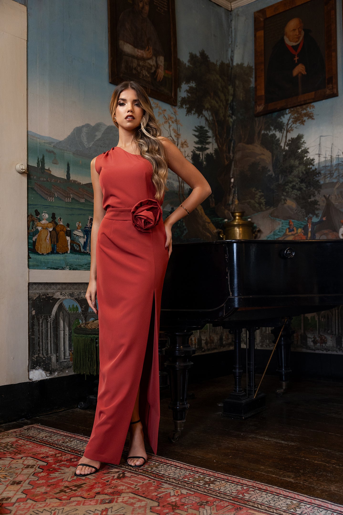Vestido asimétrico de tirantes con flores
